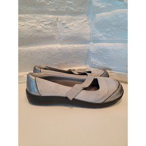 Norm Thompson Slip on silver shoes women's size 8